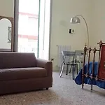 Mezzanino Con Patio E Archi A Vela バーリ